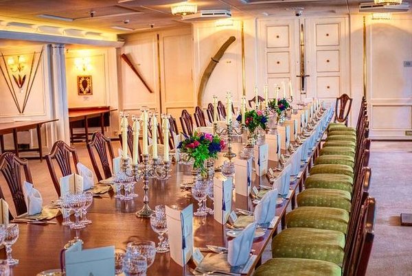 10 Idées Inspirantes pour des Décorations de Table de Mariage Qui Marqueront les Esprits