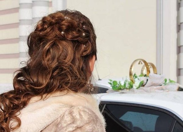 Idées de coiffures avec boucles élégantes pour les invitées de mariage